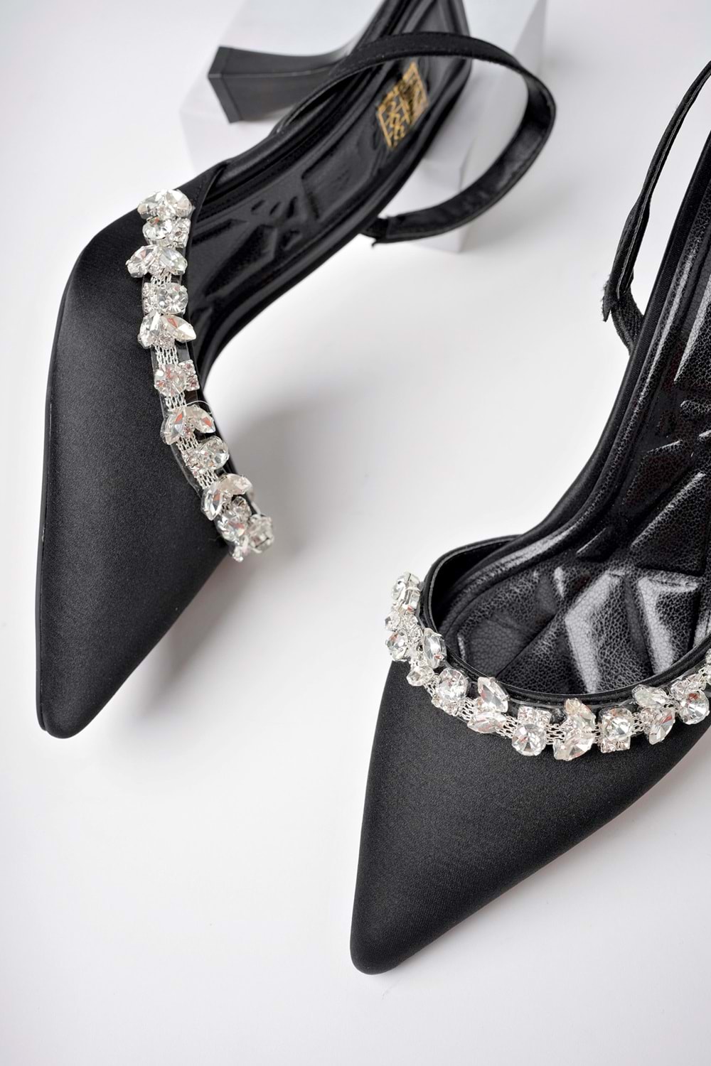 BulutMod BA04456 Siyah Kadın Yaprak Taşlı Lastikli Yumuşak Taban 6 Cm Topuklu Ayakkabı