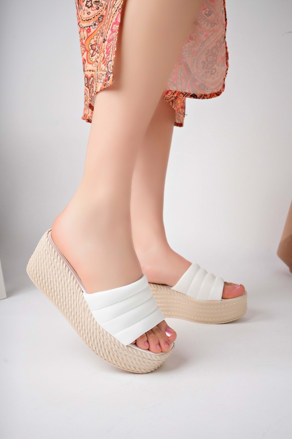 BulutMod Beyaz Kadın Yumuşak Deri Günlük Ortopedik Dolgu Topuklu Terlik - Beyaz - 40