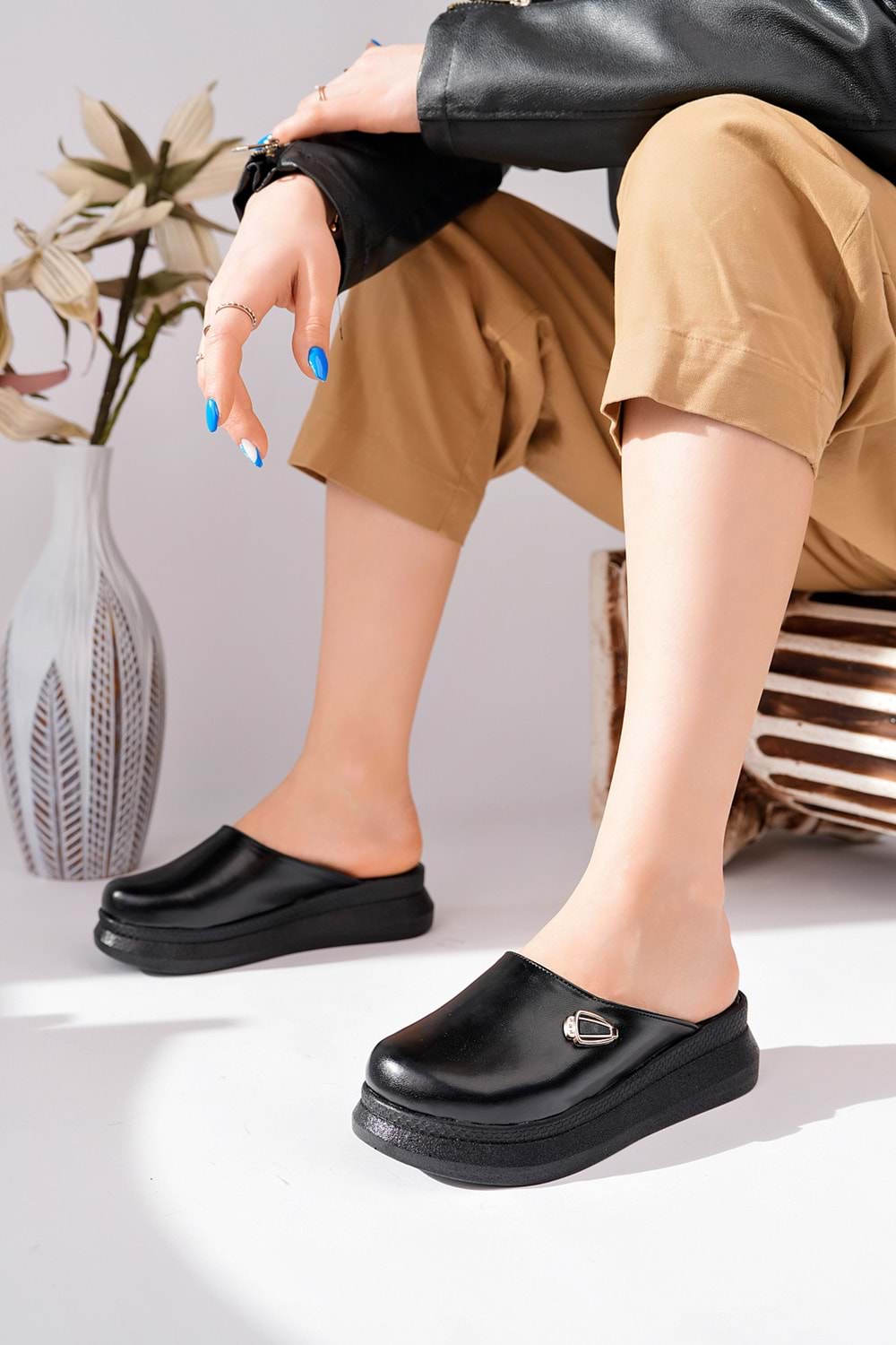 BulutMod BA04597 Siyah Cilt Kadın Önü Kapalı 4 Cm Sabo Terlik - 40