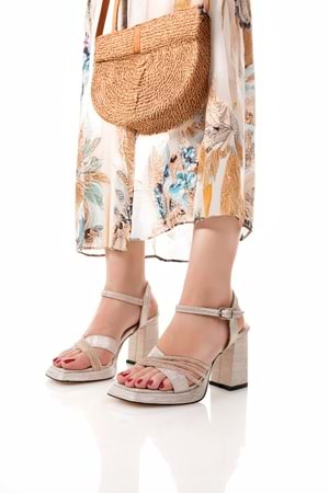 BulutMod BA04586 Kadın Kare Burun 9cm Platform Sandalet Altın Simli Üç Taşlı Ayakkabı - 37