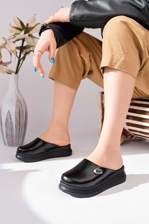 BulutMod BA04597 Siyah Cilt Kadın Önü Kapalı 4 Cm Sabo Terlik - 40