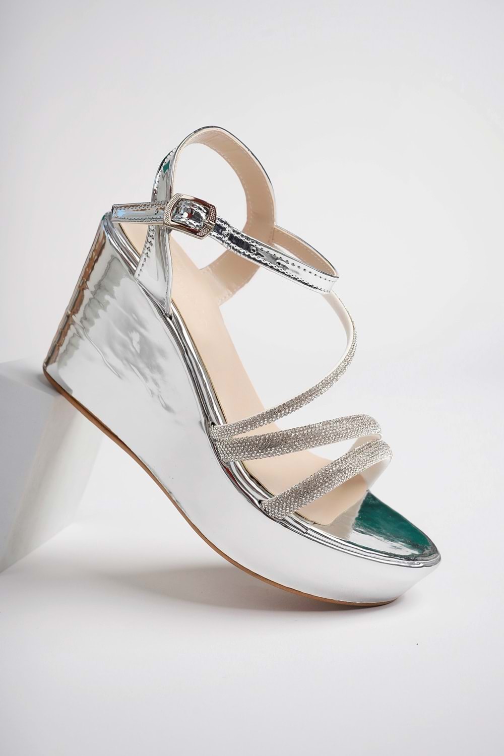 BulutMod BA04266 Gümüş Rugan Kadın Bilekten Taşlı Günlük Dolgu 9cm Topuklu Ayakkabı - Gümüş Rugan - 36