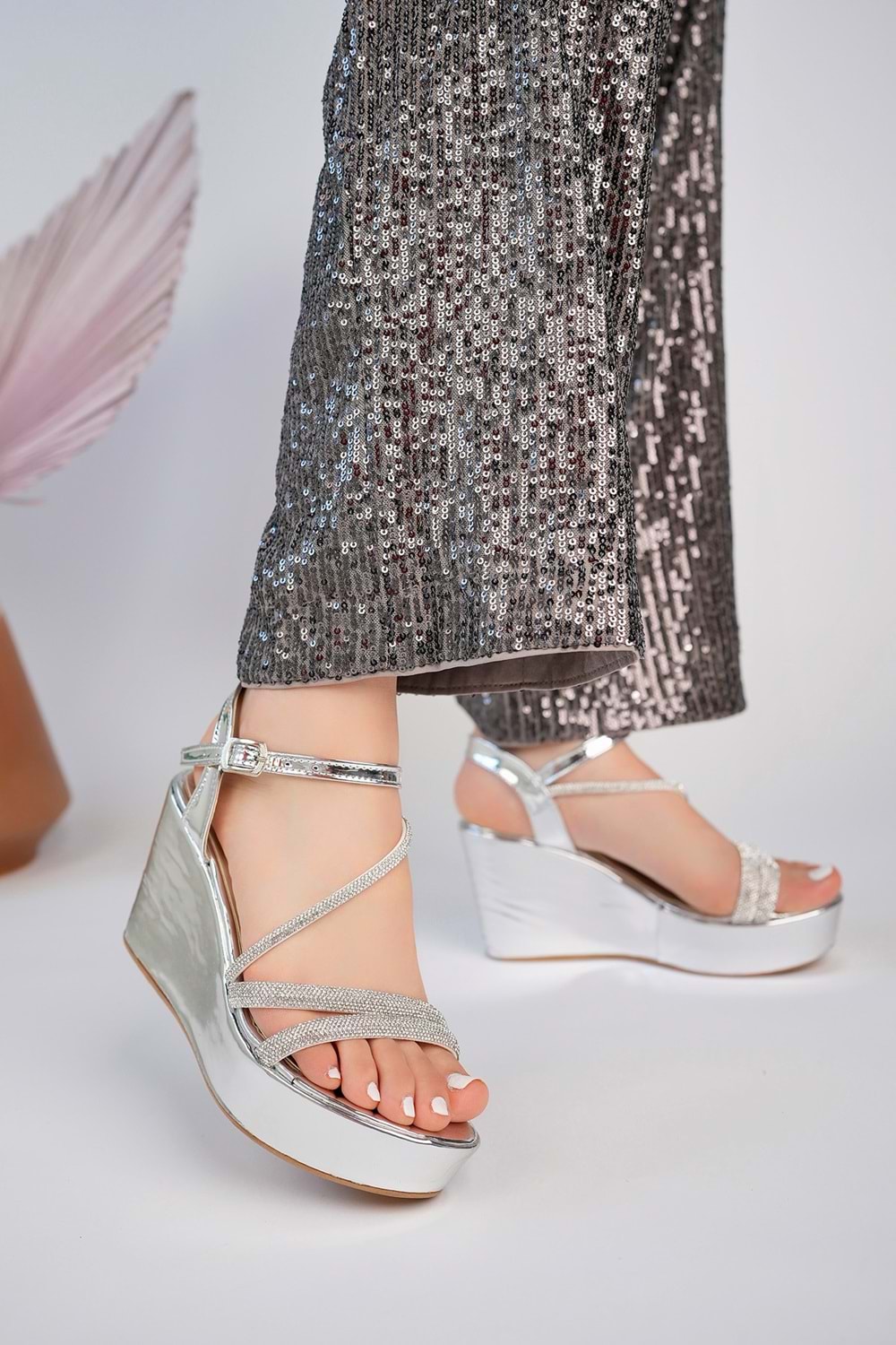 BulutMod BA04266 Gümüş Rugan Kadın Bilekten Taşlı Günlük Dolgu 9cm Topuklu Ayakkabı - Gümüş Rugan - 37