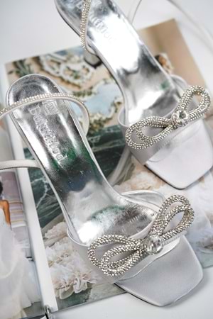 BulutMod BA04291 Gümüş Saten Kadın Bilekten Bağlamalı Taşlı Fiyonklu Topuklu Ayakkabı