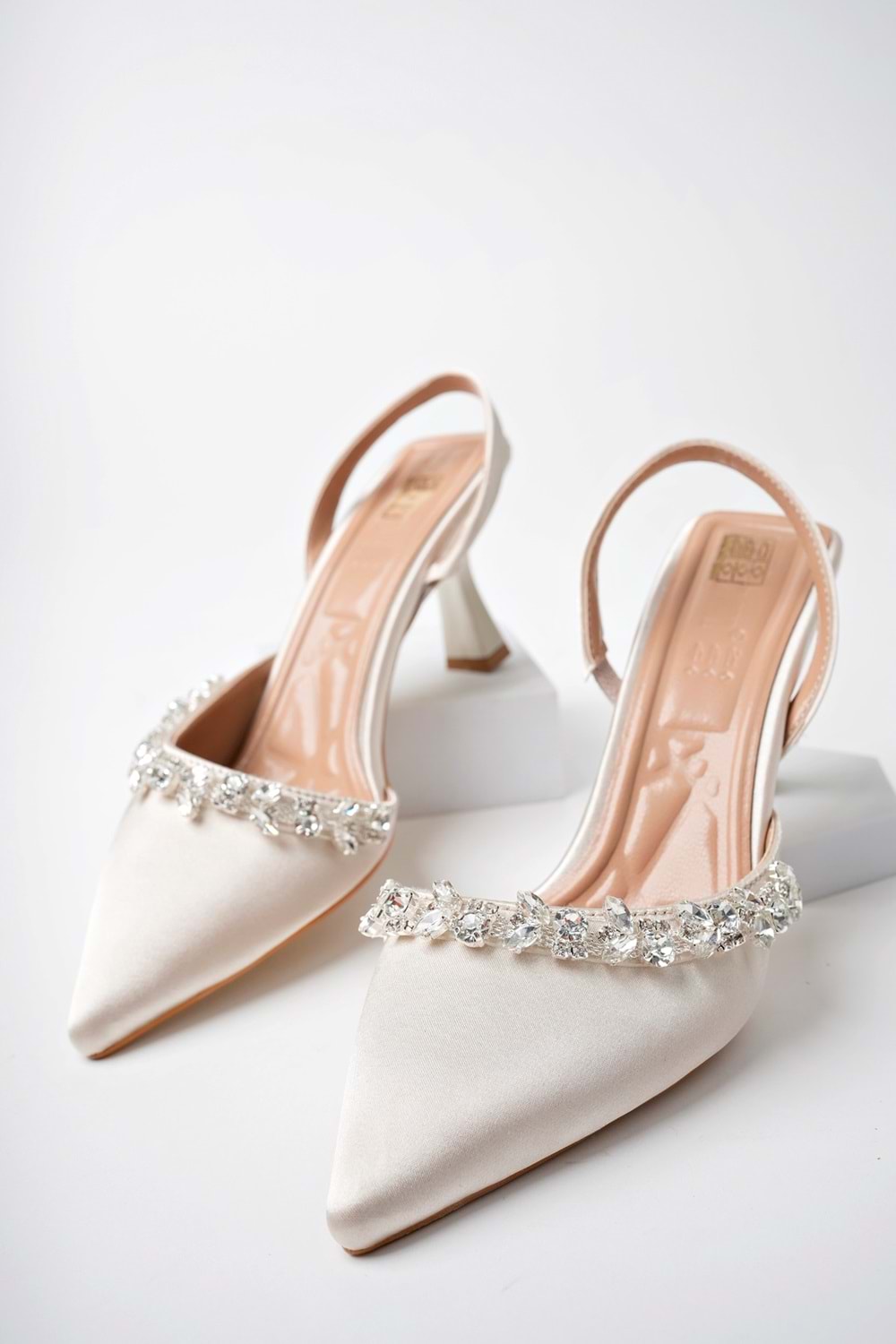 BulutMod BA04456 Ten Kadın Yaprak Taşlı Lastikli Yumuşak Taban 6 Cm Topuklu Ayakkabı