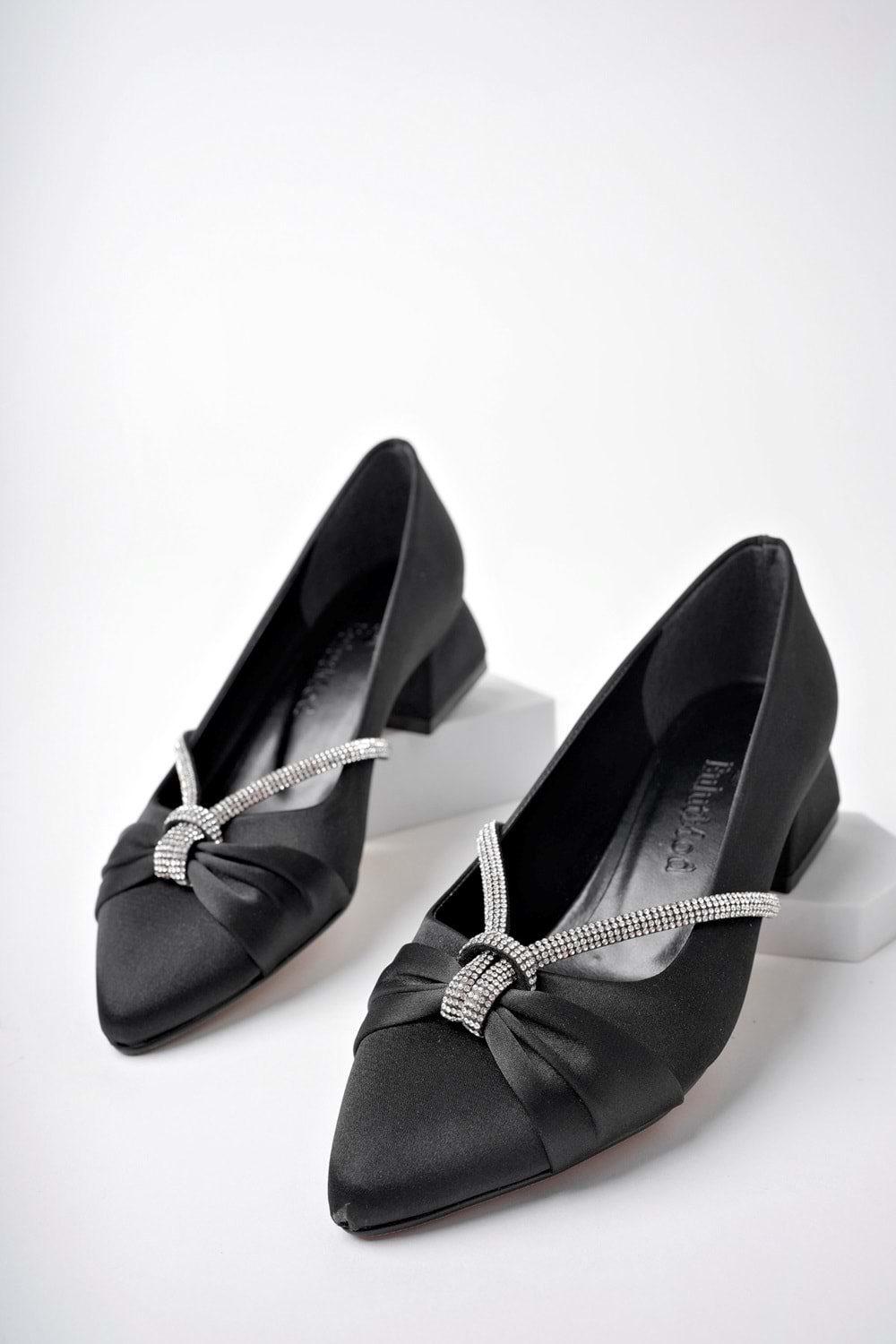 BulutMod BA04462 Siyah Kadın Düğümlü Taşlı Büyük Numara Kısa Klasik Topuklu Ayakkabı