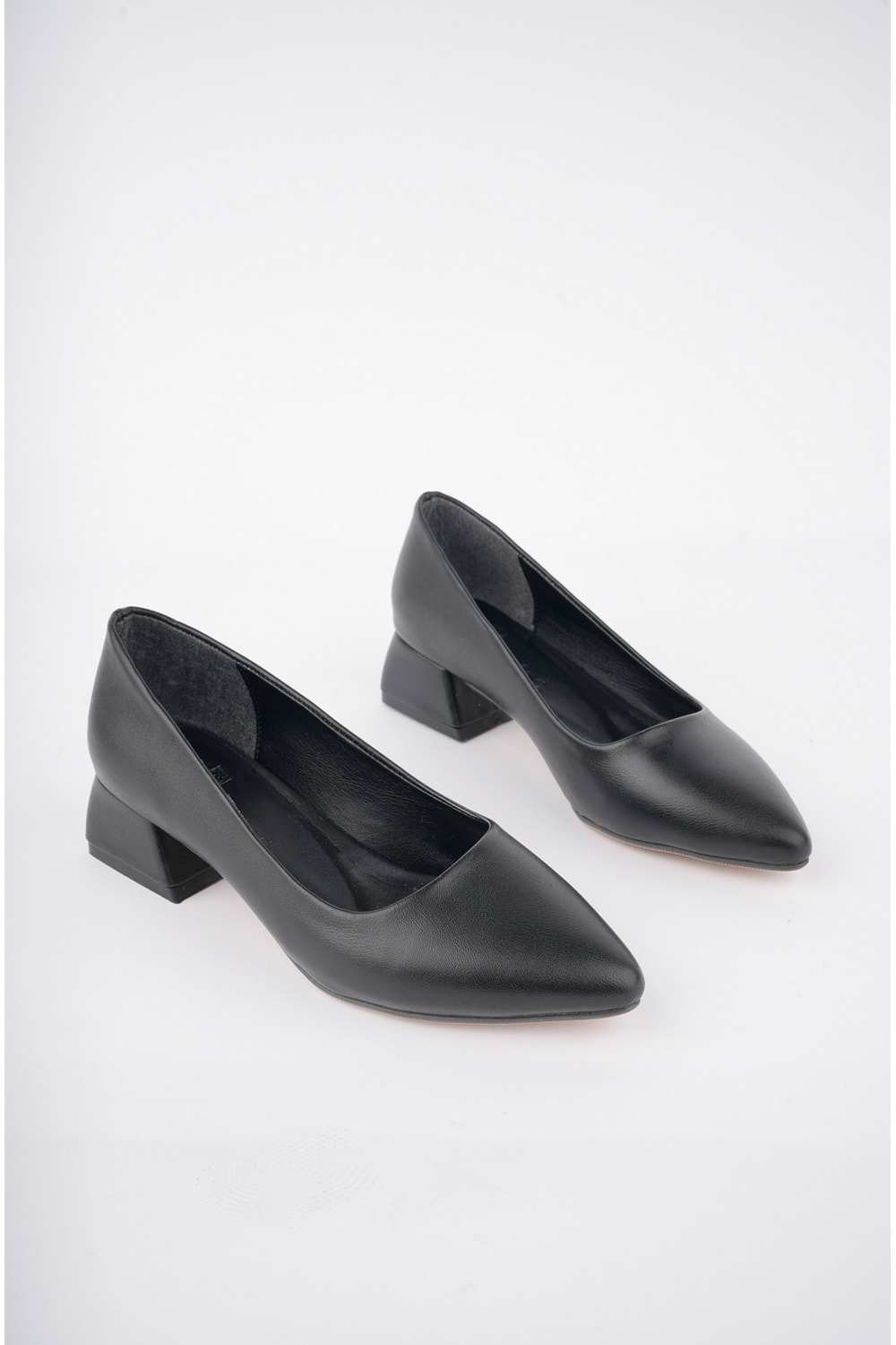 BulutMod BA04462 Siyah Deri Kadın Sade Büyük Numara Kısa Klasik Topuklu Ayakkabı