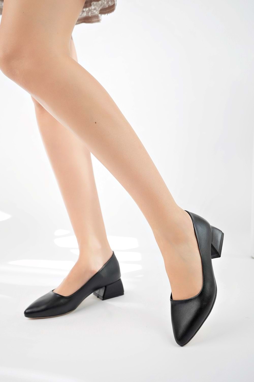 BulutMod BA04462 Siyah Deri Kadın Sade Büyük Numara Kısa Klasik Topuklu Ayakkabı