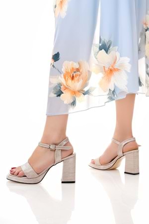 BulutMod BA04585 Kadın Kare Burun 9 cm Platform Sandalet Altın Simli Tek Bantlı Ayakkabı - 38
